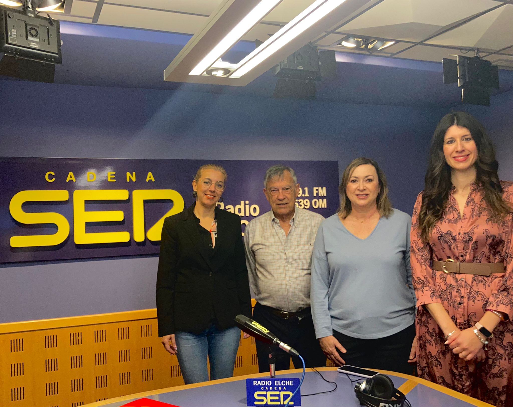 Jéssica Piñero, directora de la Fundación Salud Infantil Fernando Vargas, presidente de la Fundación, Cristina Medina, directora adjunta de Radio Elche y Jéssica Aniorte directora del programa Hoy por Hoy