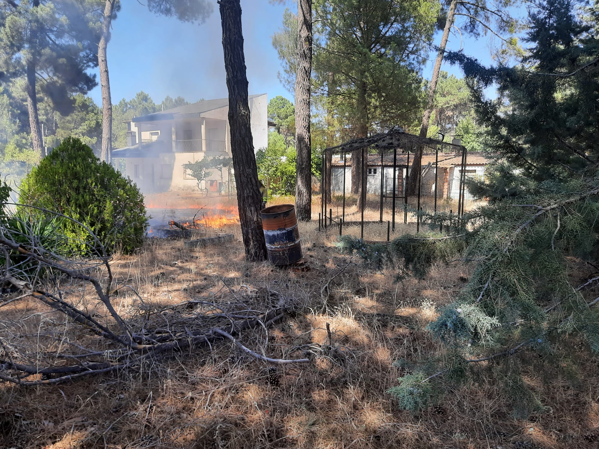 Incendio en una finca privada en la carretera de El Henar