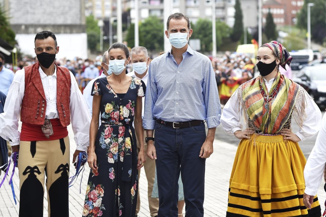 Los Reyes de España, Don Felipe (3i) y Doña Letizia (2i), junto a los artistas que han bailado una jota montañesa a su llegada al Mercado Nacional de Ganados de Torrelavega, Cantabria (España), a 29 de julio de 2020. La visita de los Reyes a la región cántabra se enmarca en la gira que están llevando a cabo por las comunidades autónomas para reconocer el esfuerzo del conjunto de la sociedad española frente a la pandemia del Covid-19 y apoyar a distintos sectores sociales en la recuperación de la actividad.