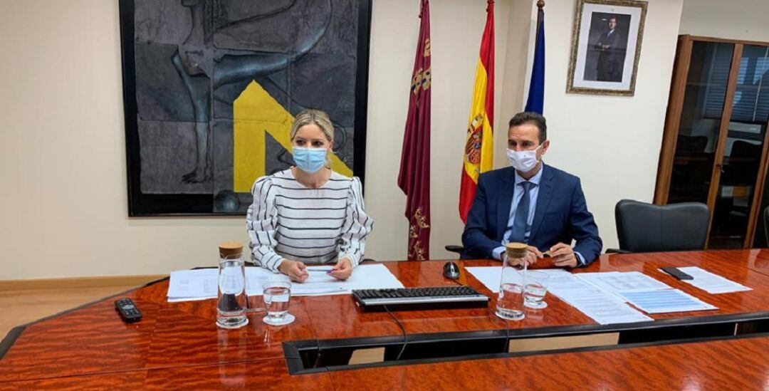 La coordinadora de Ciudadanos en la Región de Murcia, Ana Martínez Vidal, y el director general de Energía, Actividad Industrial y Minera, Eduardo Piné