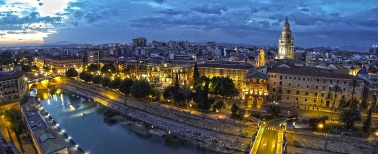 Panorámica de la ciudad de Murcia de noche.