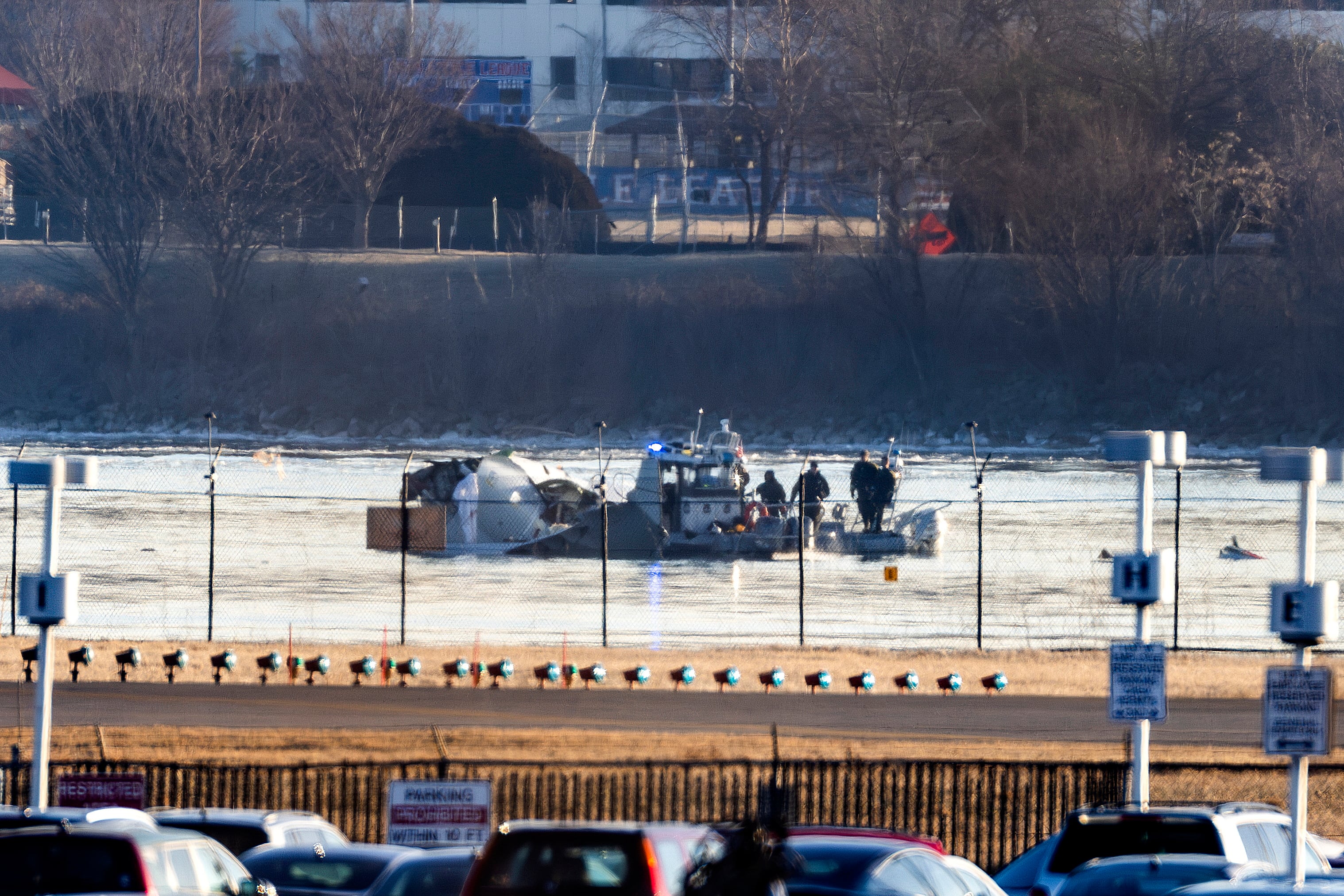 Los equipos de rescate trabajando sobre los restos del avión en Washington