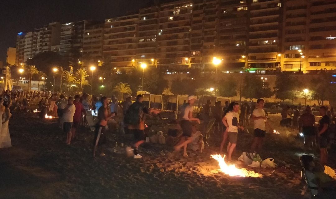 Hogueras en la playa de El Postiguet, en 2019