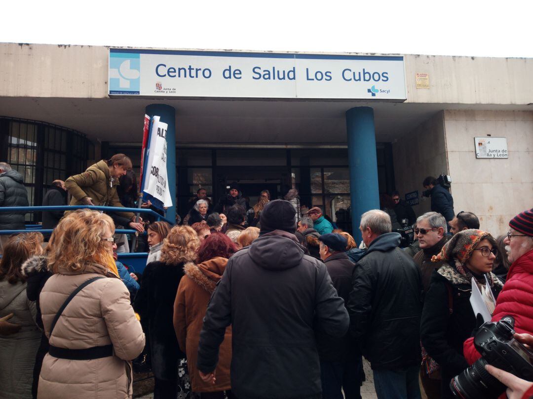 Concentración vecinal en apoyo a las médicas que anunciaron su renuncia a sus plazas por "saturación"