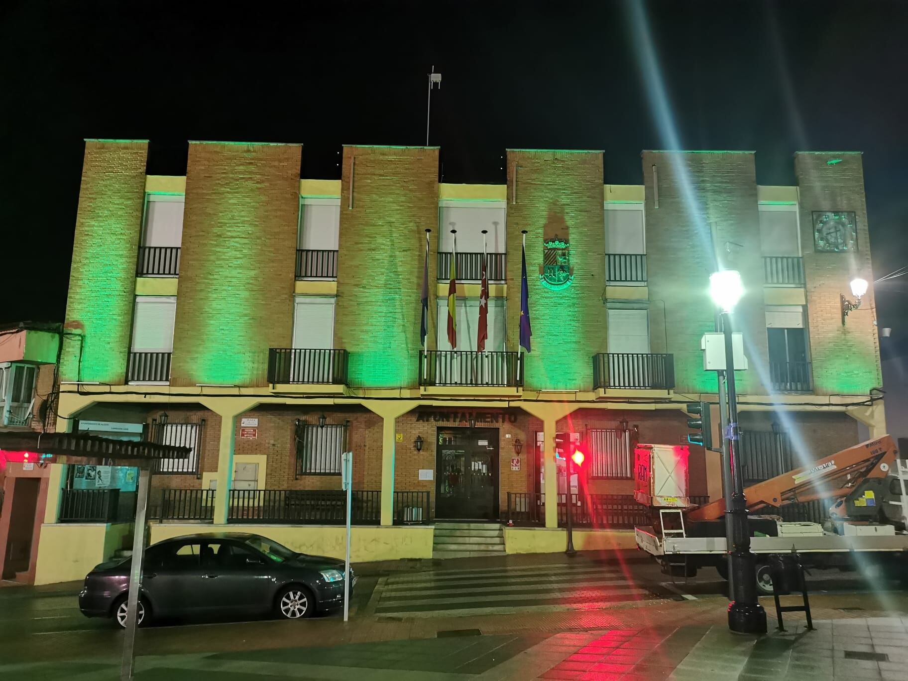 Fachada del Ayuntamiento de Algete iluminada de verde