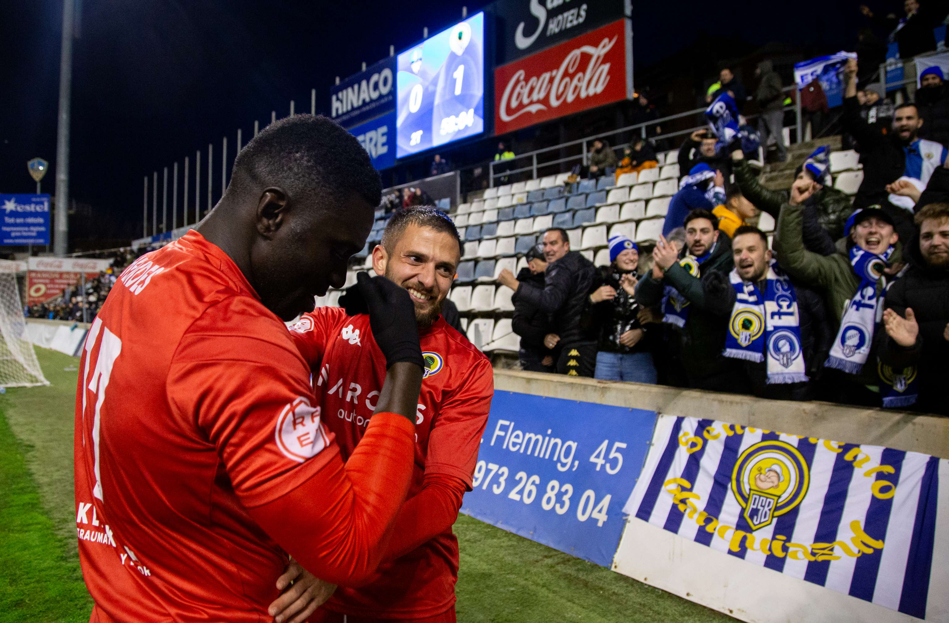 Marcos Mendes, delantero del Hércules, junto a Artiles, en el Camp d&#039;Esports