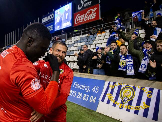 Marcos Mendes, delantero del Hércules, junto a Artiles, en el Camp d'Esports