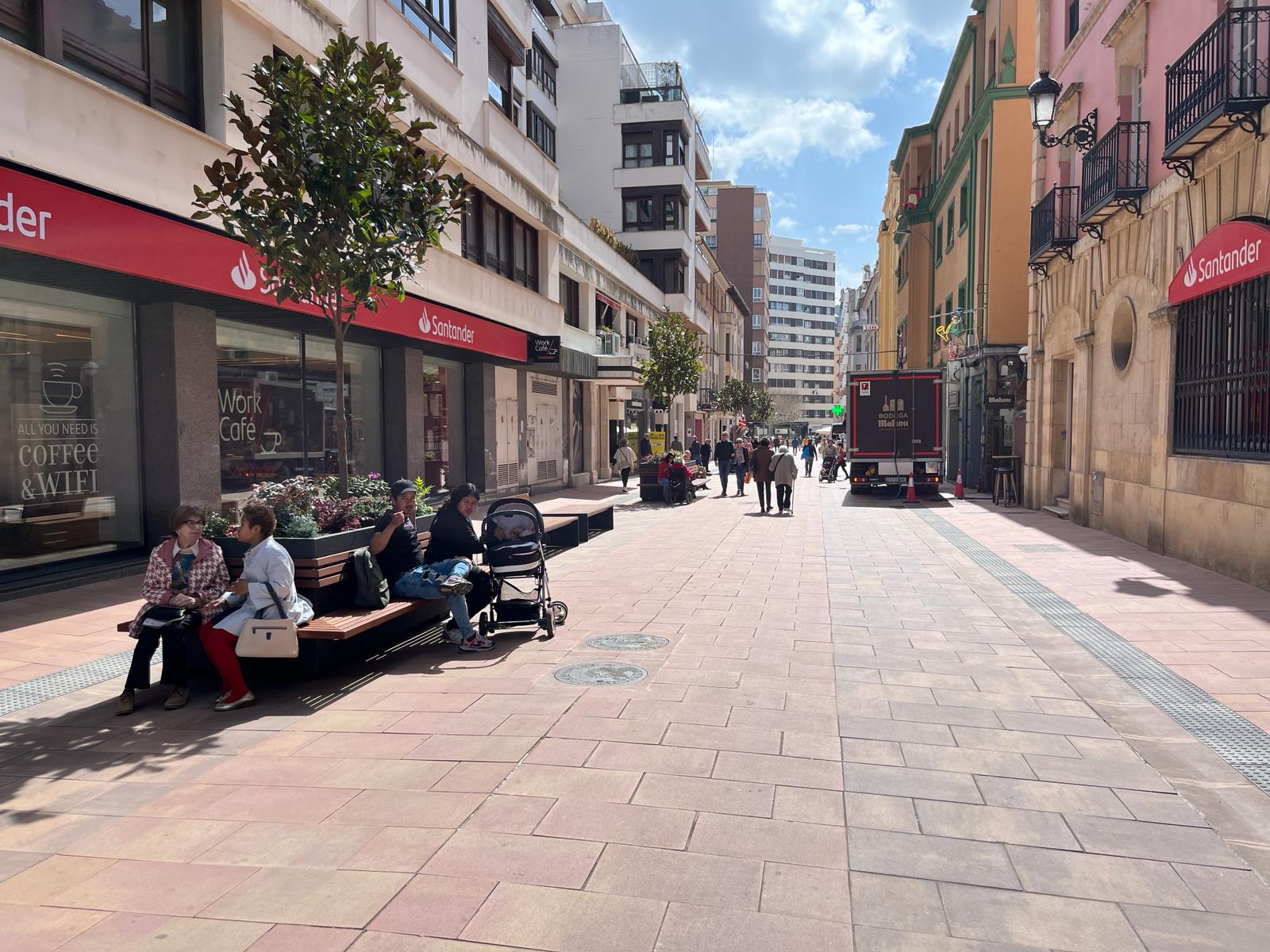 Calle Gil y Carrasco de León tras la peatonalización