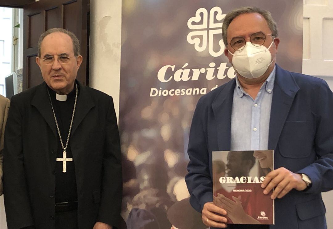 El administrador apostólico de Sevilla, Juan José Asenjo -a la izquierda-, junto a Mariano Pérez de Ayala en la presentación del informe 2020 de Cáritas Diocesana