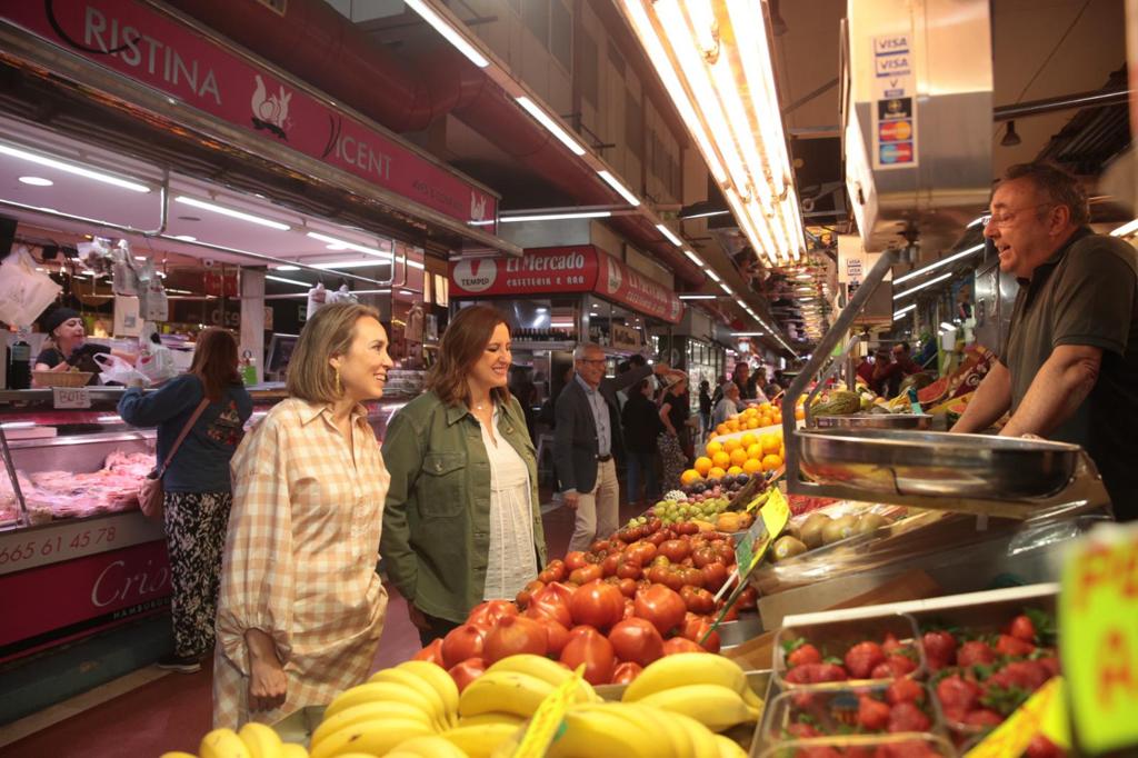 La candidata del PP a la Alcaldía de València, María José Catalá, junto a la secretaria general del Partido Popular, Cuca Gamarra, este sábado en el mercado del Cabanyal.