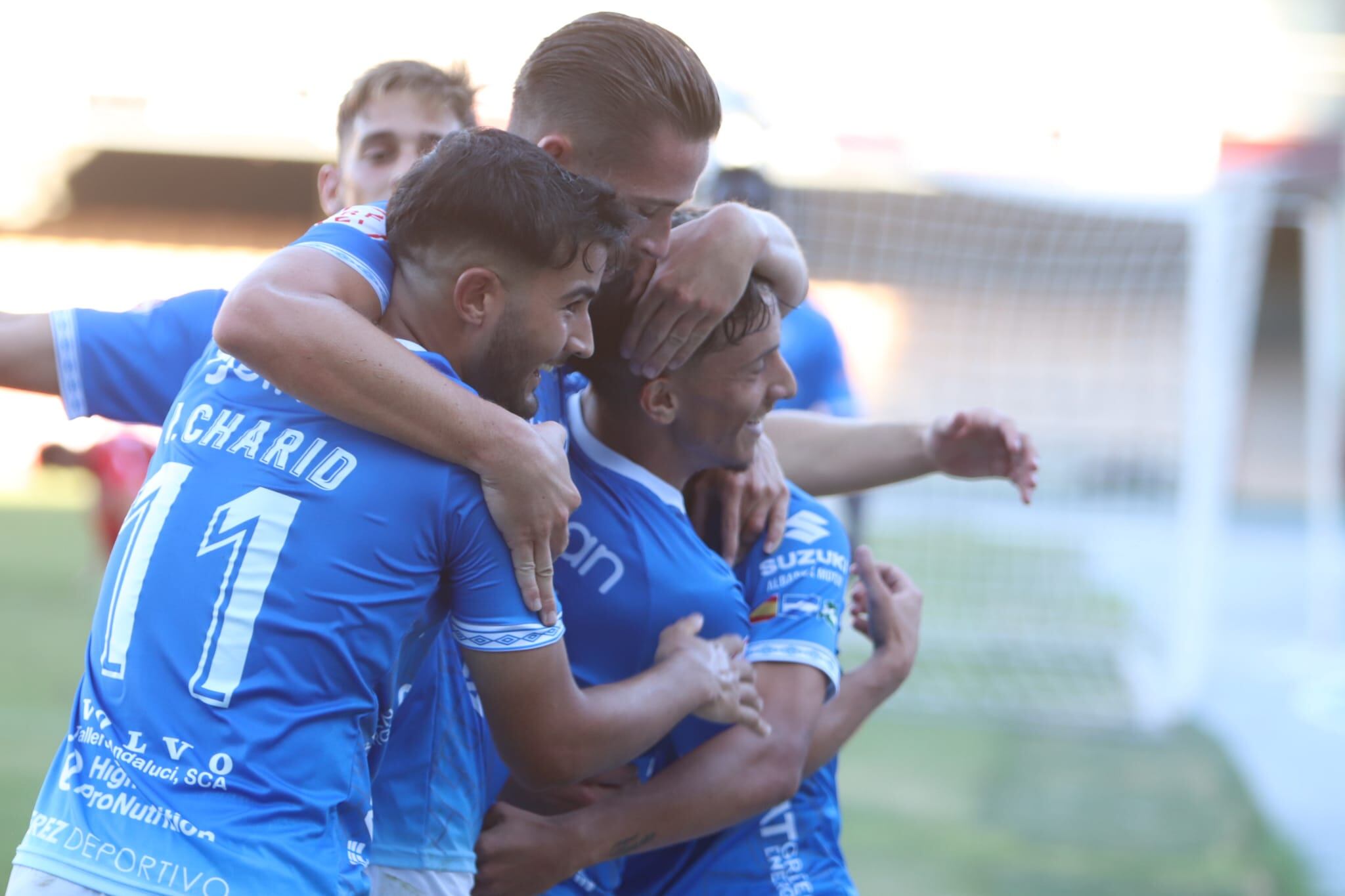 Jugadores del Xerez DFC abrazándose tras gol