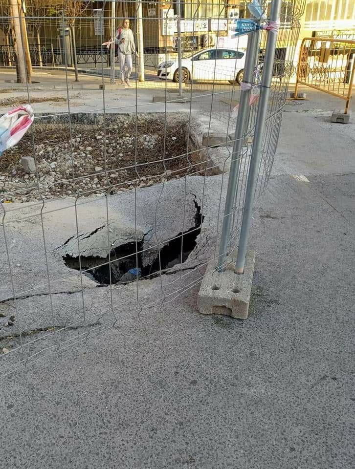 Detalle del agujero aparecido en las obras de la plaza de San Blas