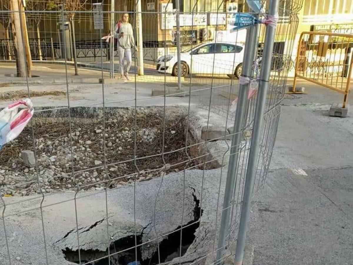 Aparece un agujero de grandes dimensiones en las obras paralizadas de la plaza de San Blas