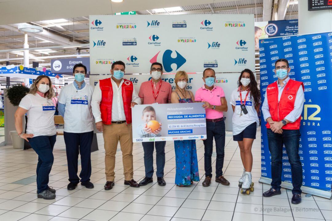  En el centro de la imagen de izquierda a derecha: Jesús Palo, Presidente de Cruz Roja en Extremadura; director de Carrefour Valverde en Badajoz Fernando Morales; Inma Salguero, directora de contenidos de SER Extremadura, Angel Blanco, Director de la SER en Extremadura y el coordinador autonómico de Cruz Roja, José Aurelio Gonzalez  flanqueados por trabajadores de Carrefour