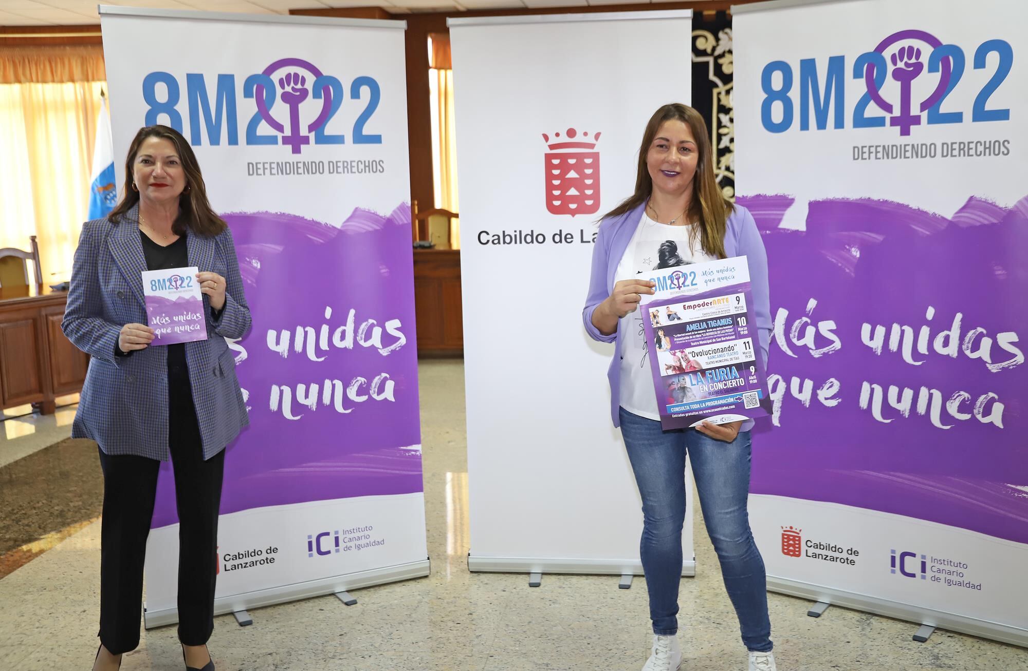 Las consejeras de Bienestar Social (Isabel Martín) e Igualdad (Miryam Barros) presentando la agenda de actos.