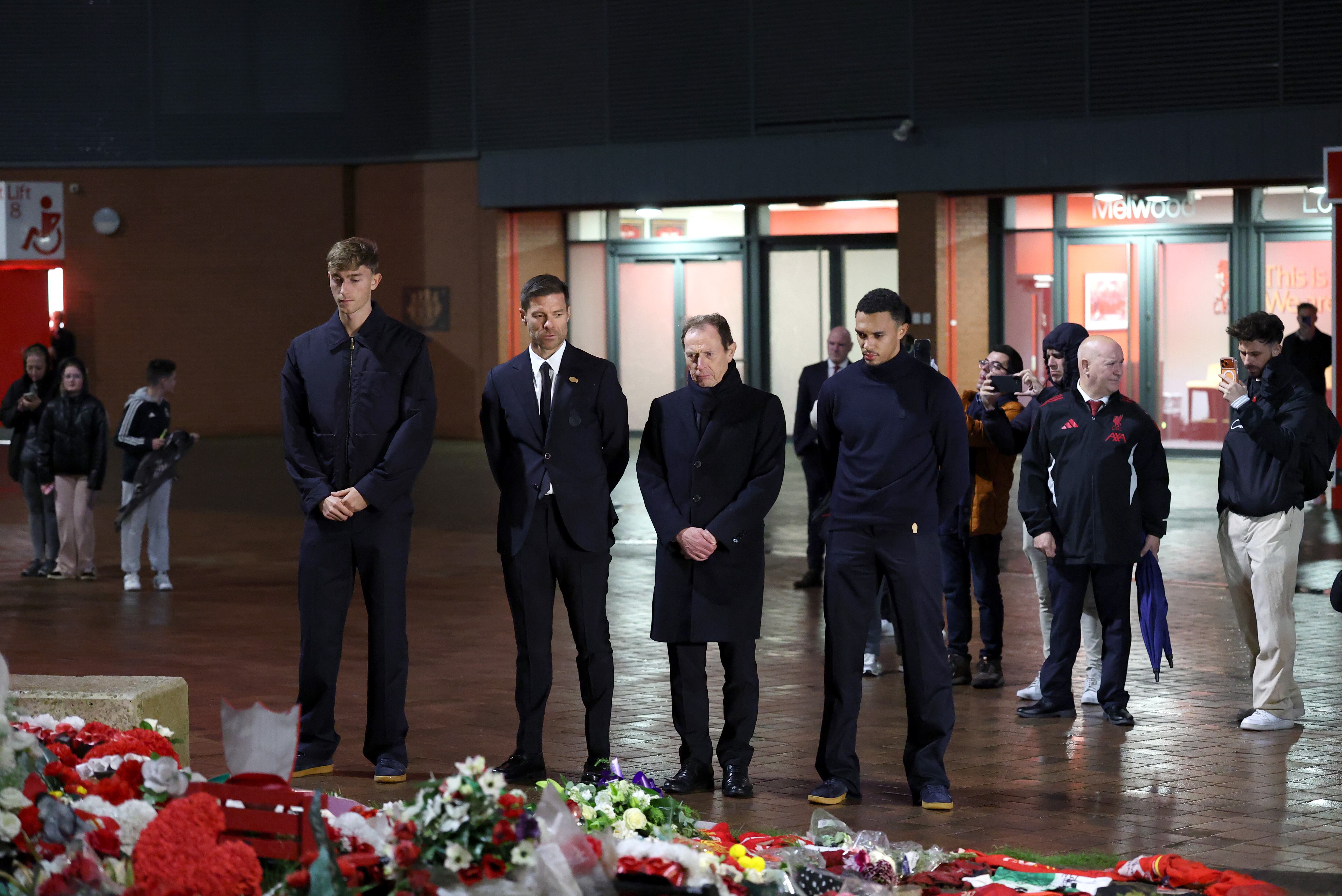 Dean Huijsen , Xabi Alonso, Emilio Butragueño y Trent Alexander-Arnold  en el homenaje a Diogo Jota(Photo by Jan Kruger/Getty Images)