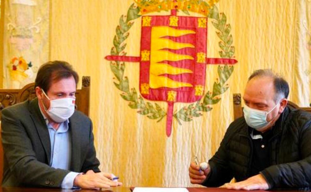 Óscar Puente, alcalde de Valladolid con el presidente de los feriantes