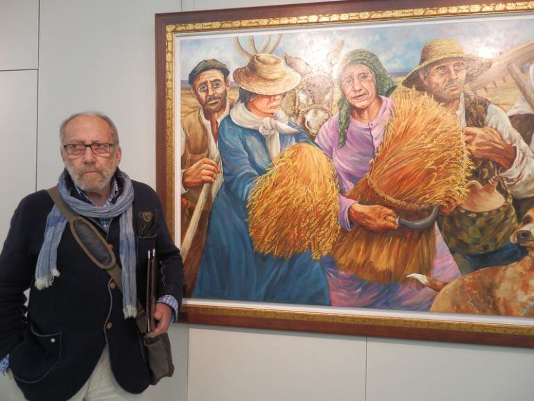 Fernando Escobar posa junto a una de sus obras.