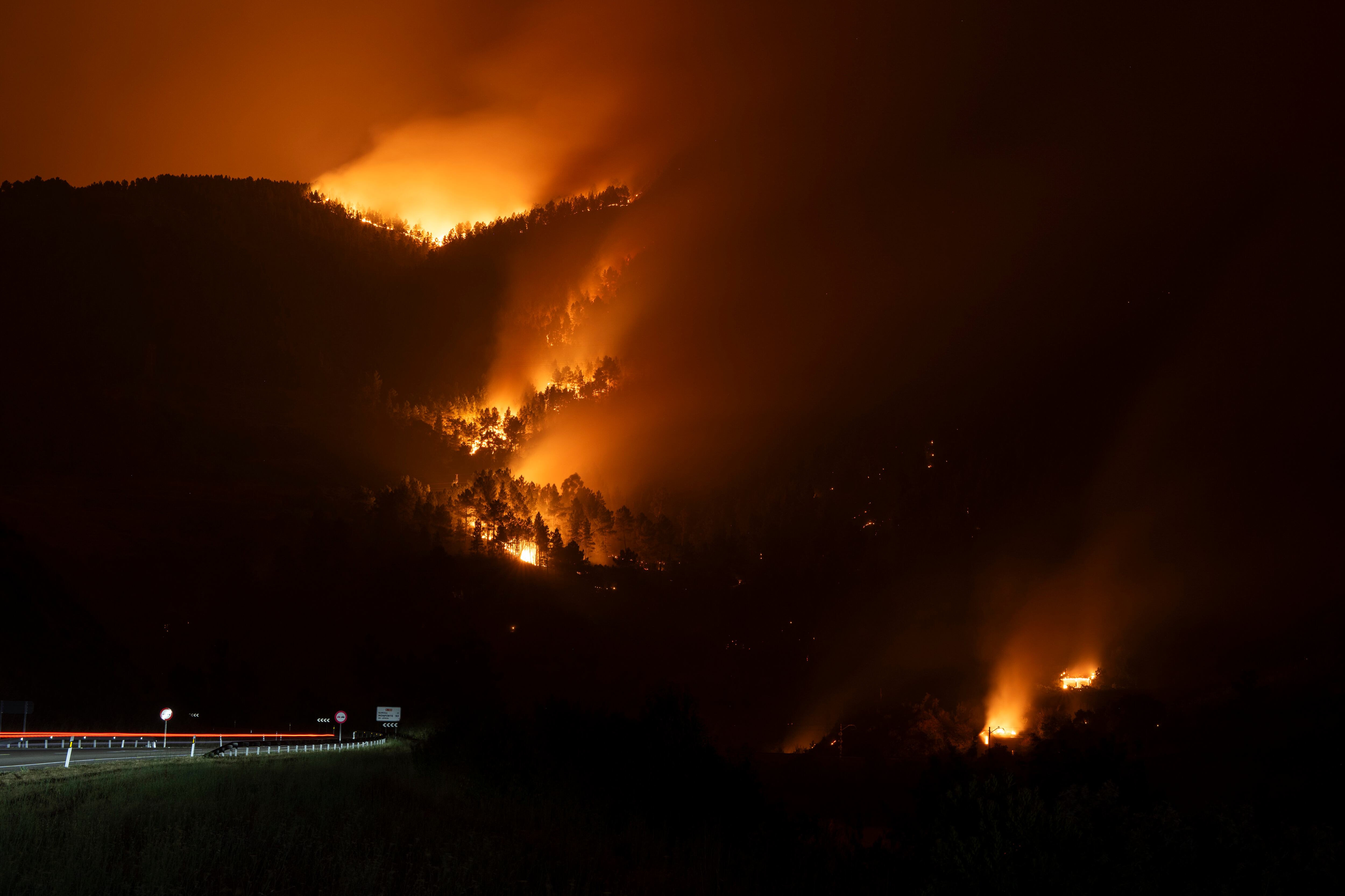 A RÚA (OURENSE), 16/08/2025.- Las llamas devoran todo a su paso en el incendio forestal en A Rúa (Ourense). EFE/ Brais Lorenzo