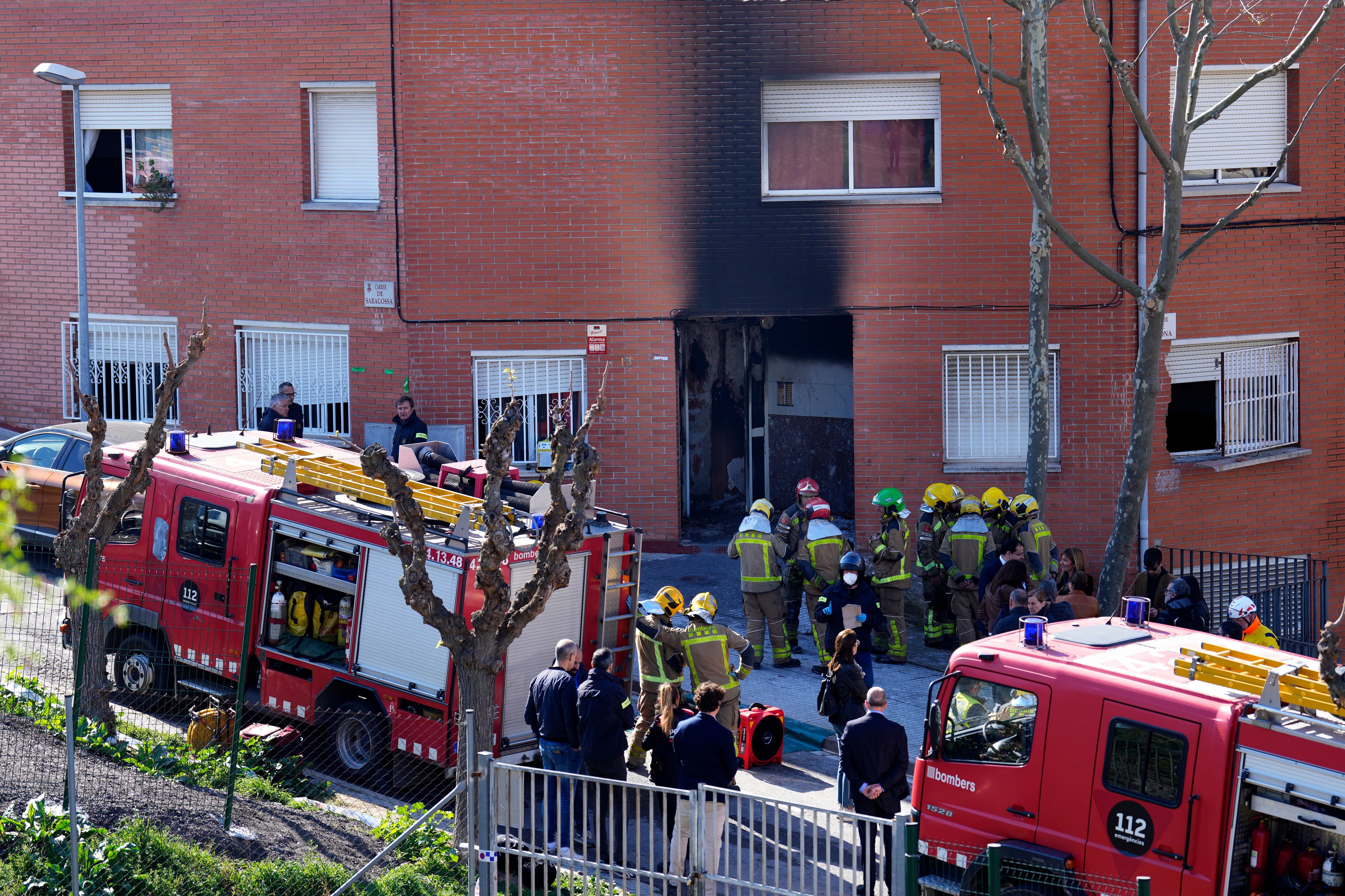 GRAFCAT7840. RUBÍ (BARCELONA), 22/03/2023.- Tres personas han fallecido este miércoles en un incendio declarado en un bloque de viviendas de Rubí (Barcelona) poco antes de las 7 de esta mañana. Las tres personas fallecidas habían salido de su vivienda e intentaban abandonar el inmueble bajando por las escaleras. EFE/Alejandro Garcia
