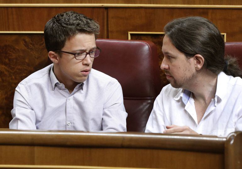 El secretario general de Podemos, Pablo Iglesias (d), y el portavoz del Grupo Podemos-En Comú-En Marea, Íñigo Errejón, durante la sesión constitutiva de las Cortes Generales de la XII Legislatura