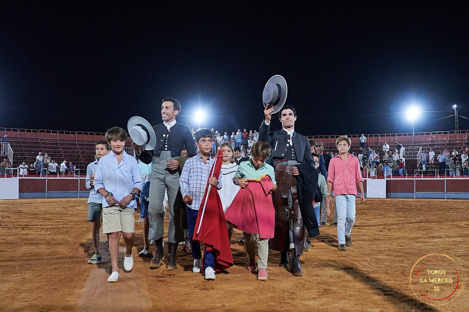 David de Miranda, a la izquierda de la imagen, y Pablo Aguado abandonaron el coso portátil del Rocío rodeados de niños