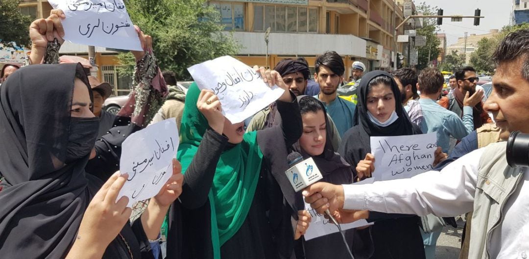 Un pequeño grupo de mujeres reclama con pancartas frente al palacio presidencial de Kabul el respeto a los derechos de las mujeres afganas.