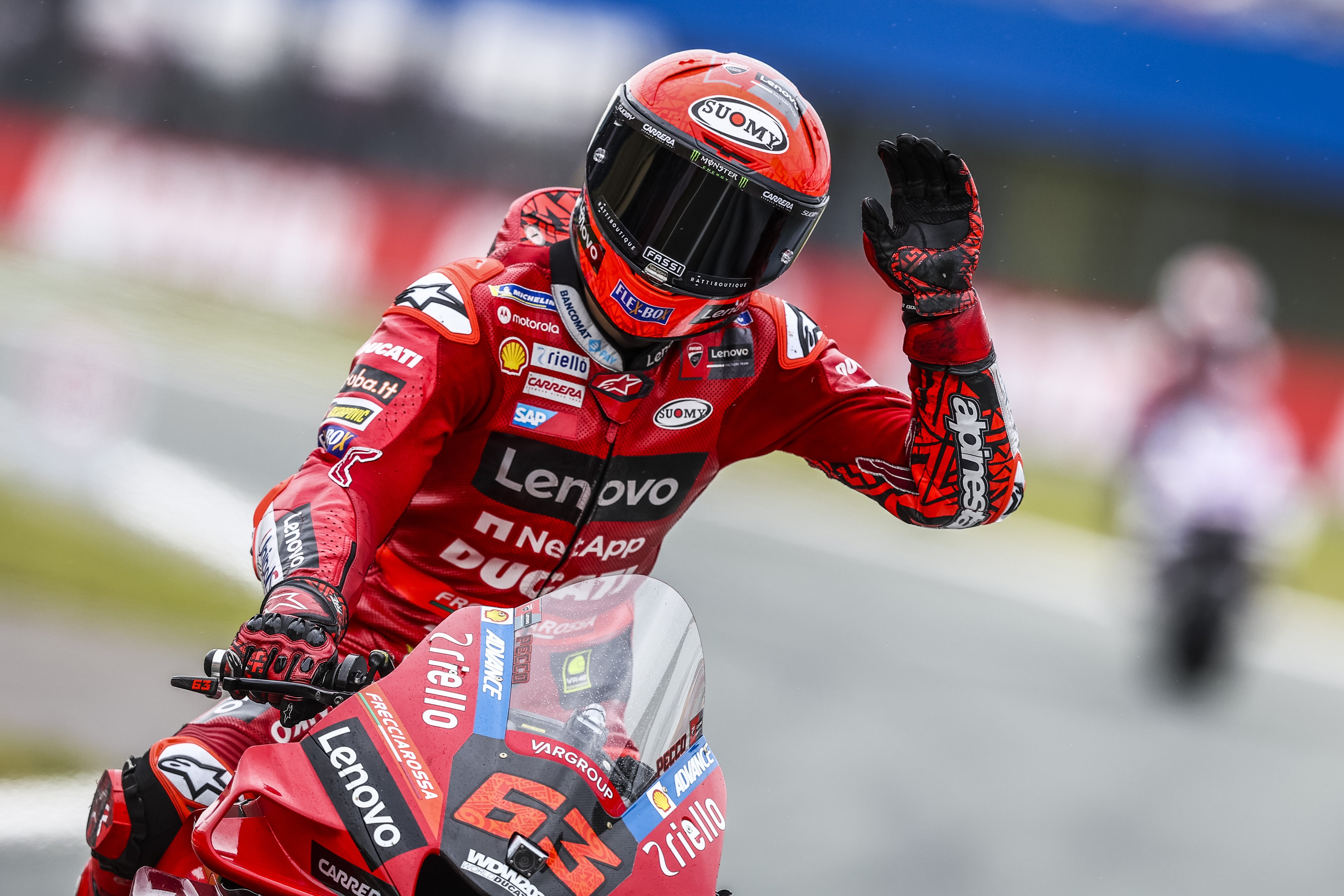 Bagnaia celebra su primera posición en la parrilla.