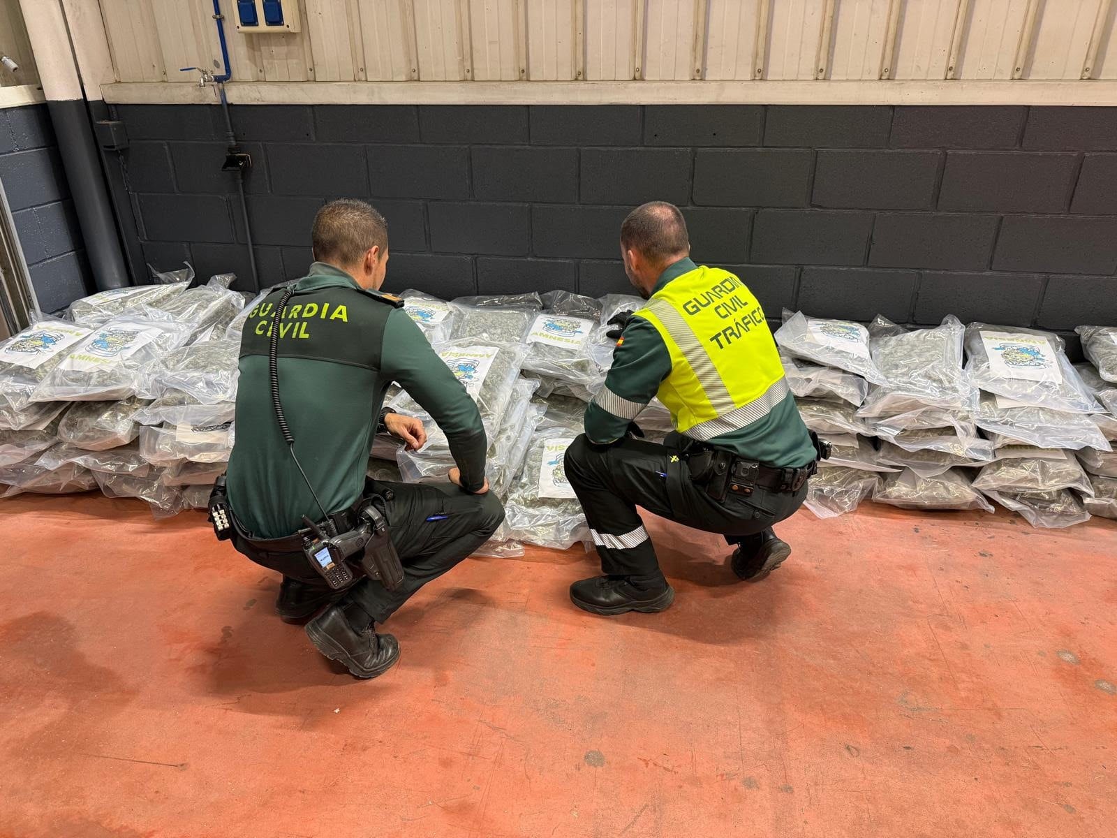 La Guardia Civil interviene 100 kilogramos de marihuana oculta entre la mercancía de un camión