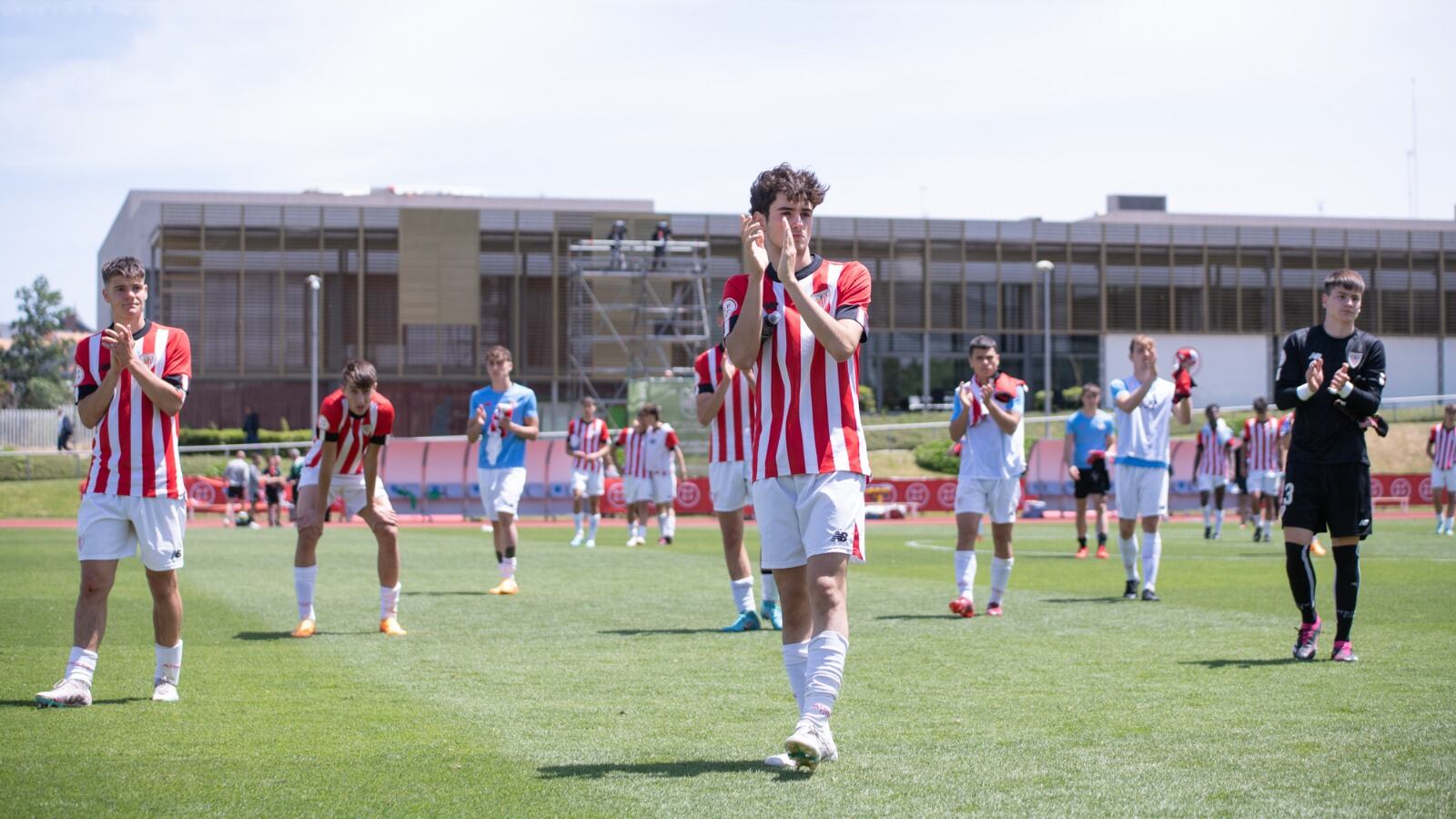 Los jugadores del juvenil del Athletic saludan a los aficionados presentes en Las Rozas tras perder frente al Betis en las semifinales de la Copa de Campeones. @AthleticClub