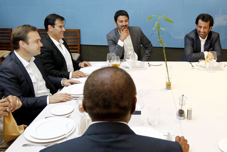 Vicente Casado, a la izquierda de la imagen, en un alumuerzo del club