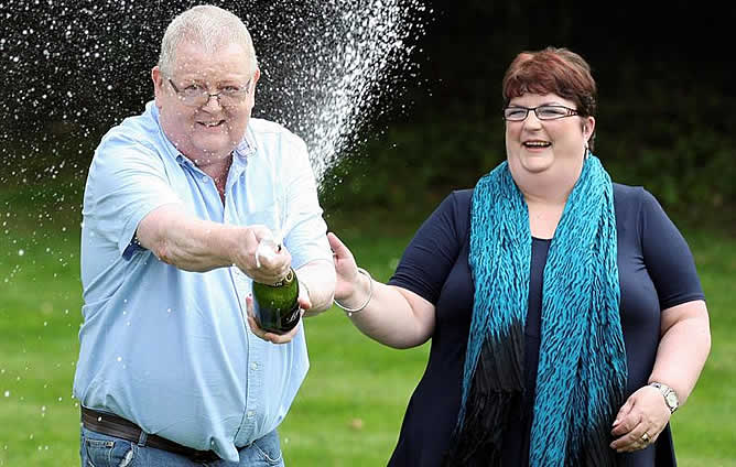 Colin y Chris Weir celebran y posan para los fotógrafos después de recoger el premio de 161 millones de libras esterlinas (184 millones de euros, 260 millones de dólares EE.UU.) del sorteo del Euromillón