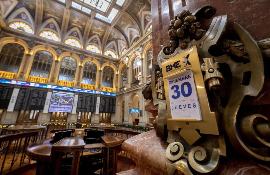 Paneles y calendario en el Palacio de la Bolsa, en la última sesión bursátil del año, a 30 de diciembre de 2021