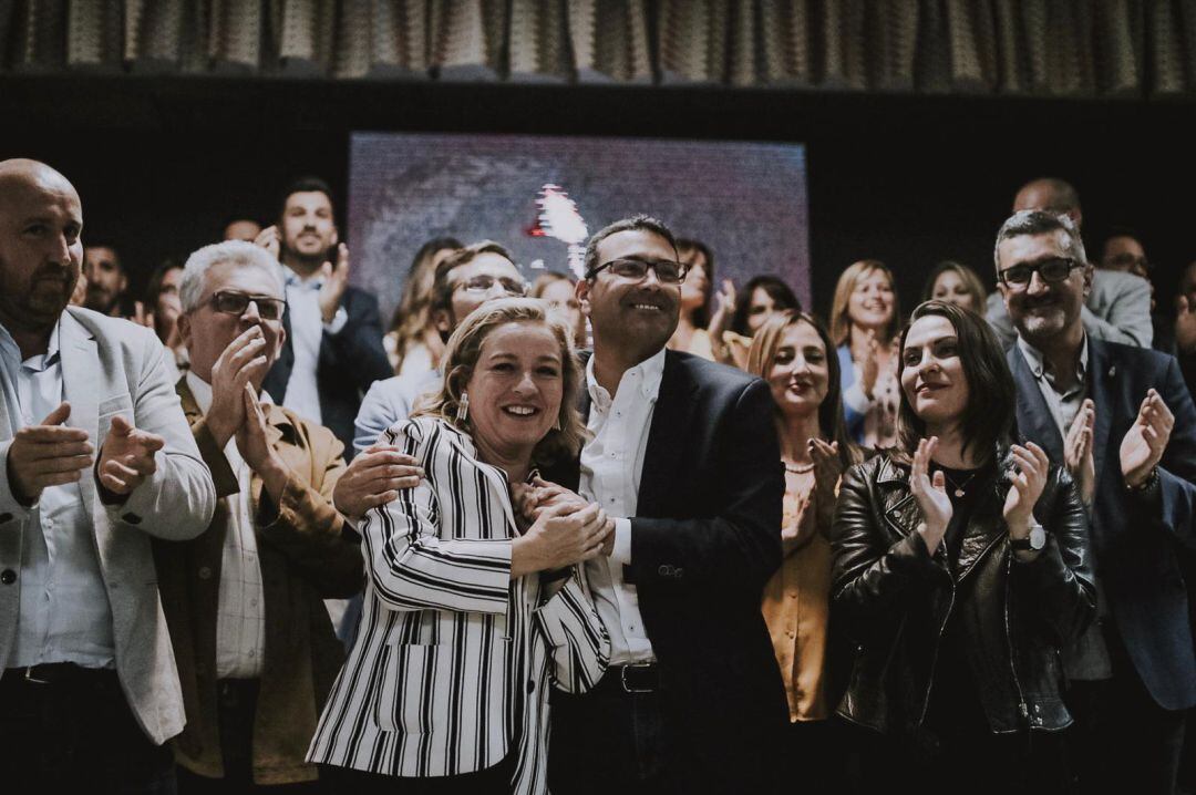Oswaldo Betancort junto a Ana Oramas.