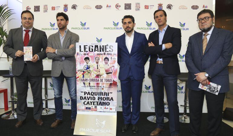 El alcalde de Leganés, Santiago Llorente; el diestro Cayetano Rivera; el empresario Jorge Arellano; el torero David Mora; y el concejal de Festejos Luis Martín de la Sierra, presentan la nueva corrida en Leganés