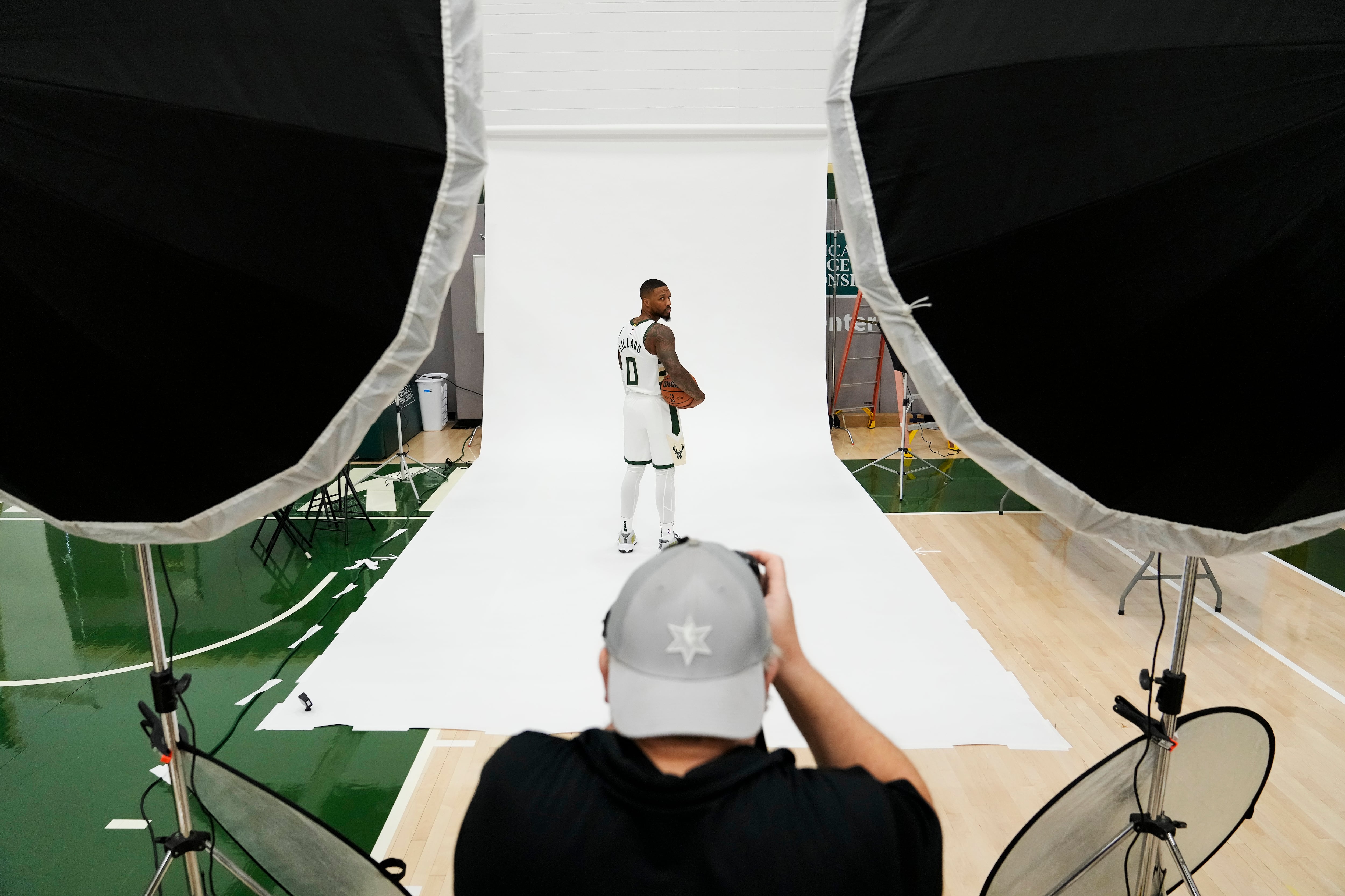 Damian Lillard posa con la camiseta de Milwaukee Bucks en el &#039;media day&#039;