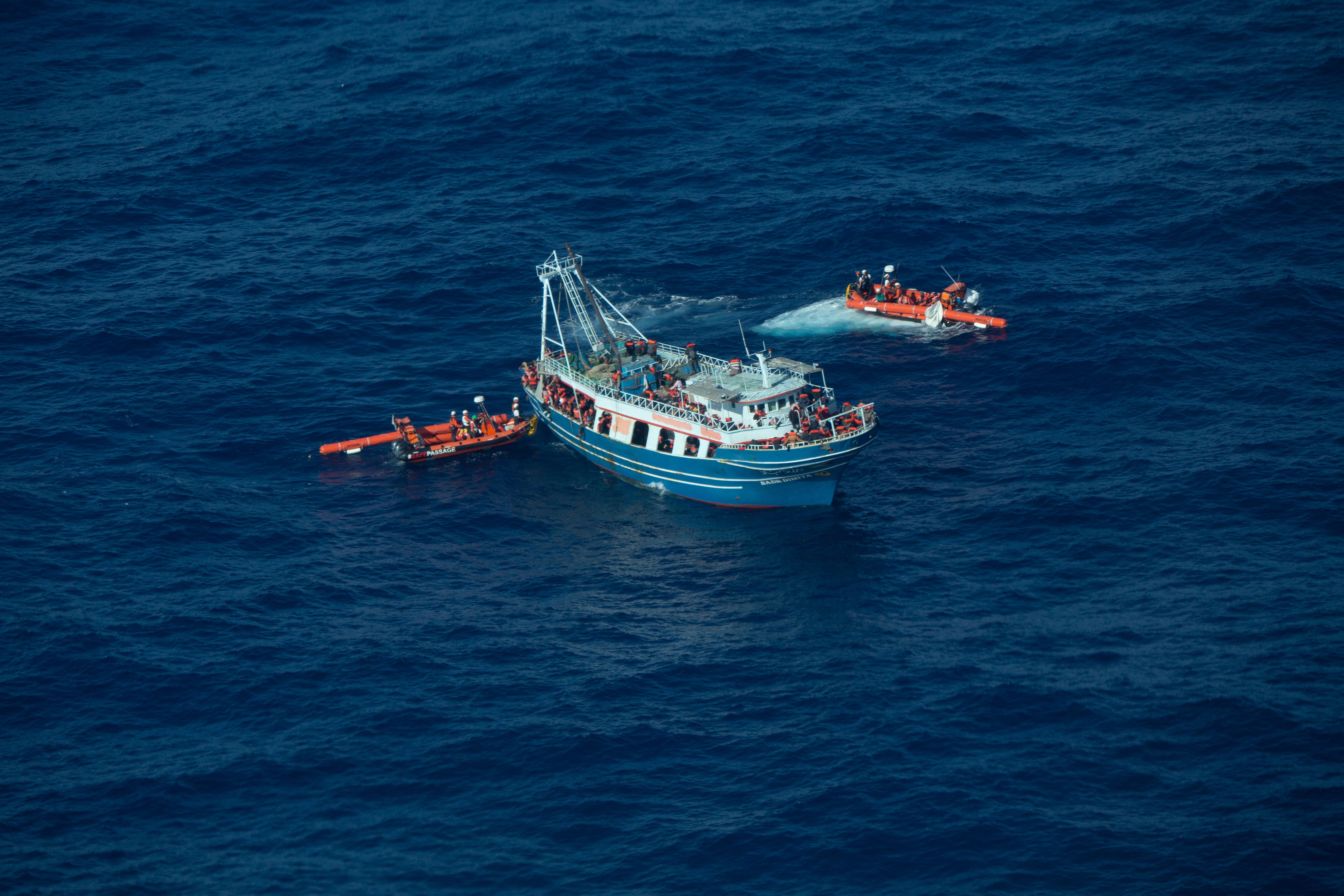 El barco humanitario Geo Barents, de la ONG Médicos sin Fronteras (MSF), rescató a 440 migrantes que se encontraban en una nave en el Mediterráneo central a principios de abril.