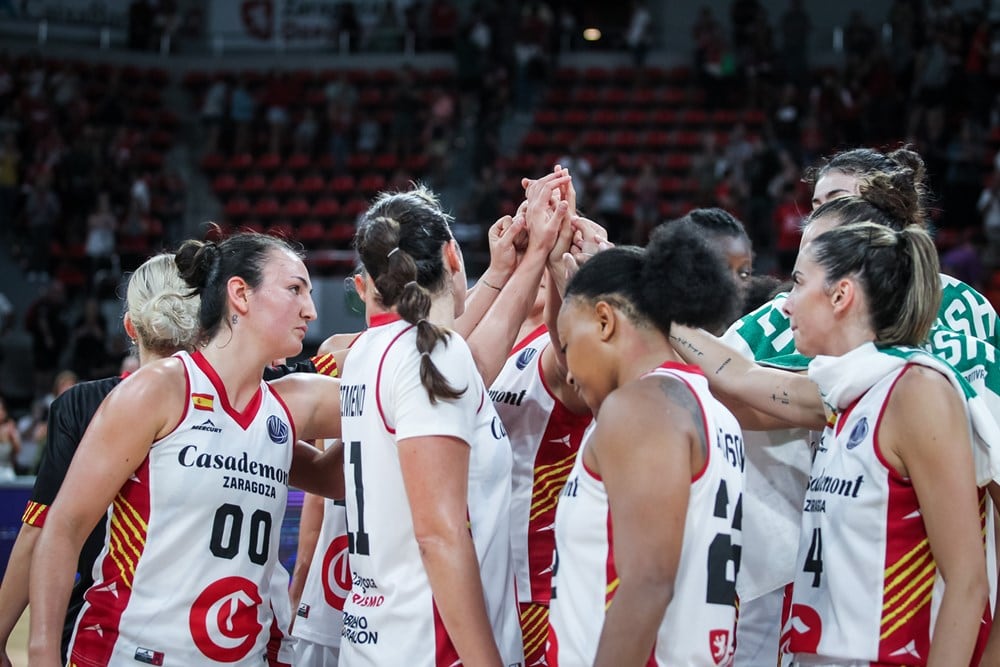 Las jugadoras de Casademont celebran la primera victoria en la Euroliga