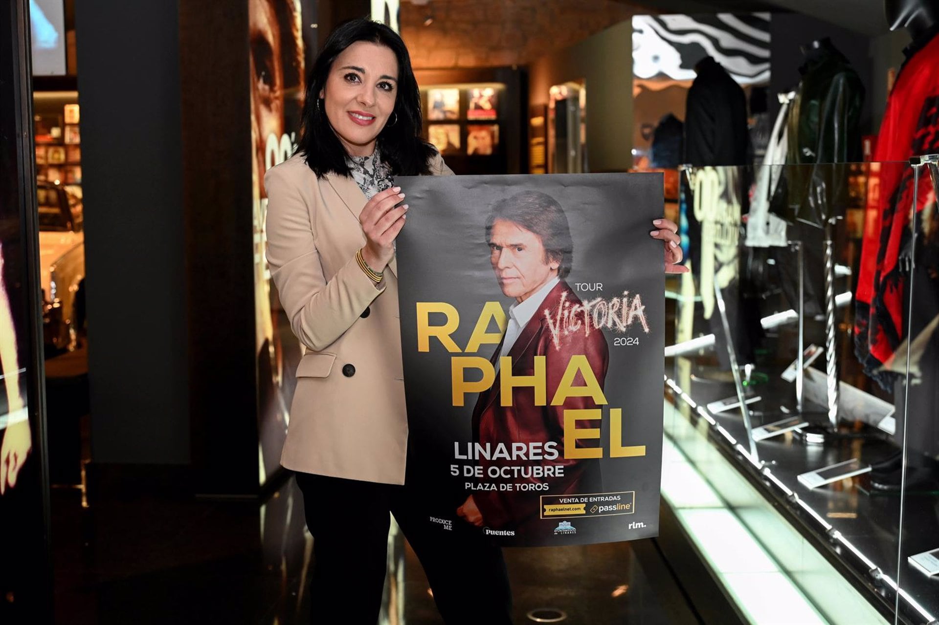 Susana Ferrer con el cartel del concierto de Raphael en Linares