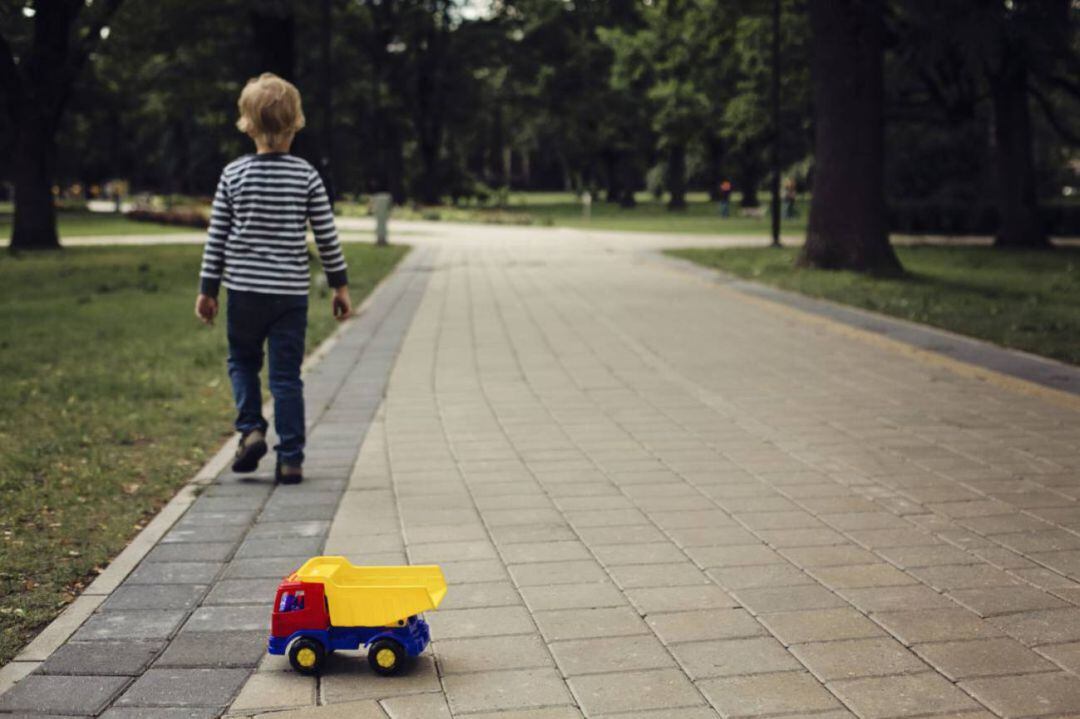 Tras el confinamiento por la crisis del coronavirus, se han conocido casos de niños y niñas autistas que han sido increpados por otros vecinos por salir a la calle a pasear.