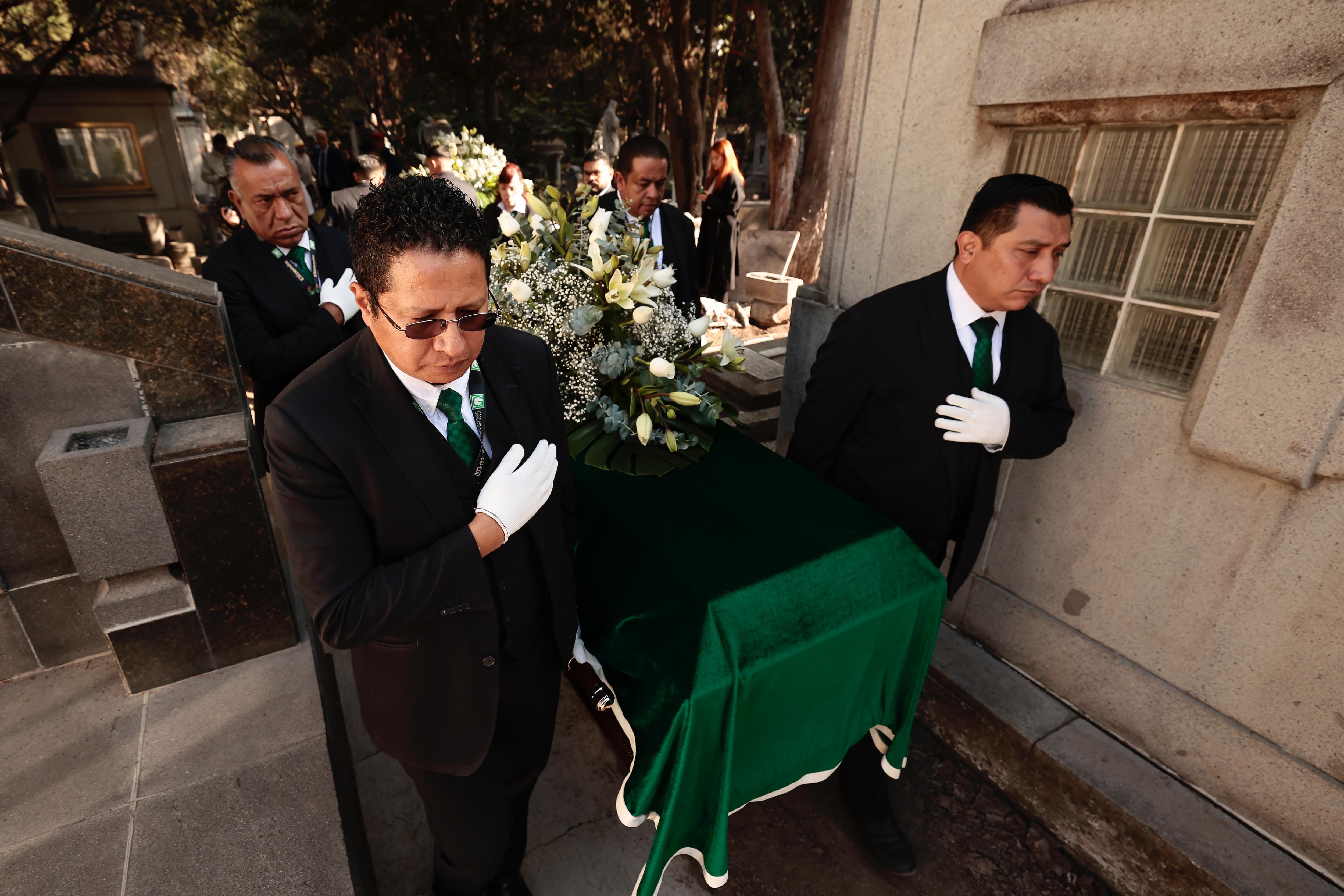 Exhumación de Rafael Altamira en el cementerio de Ciudad de México. Foto: EFE