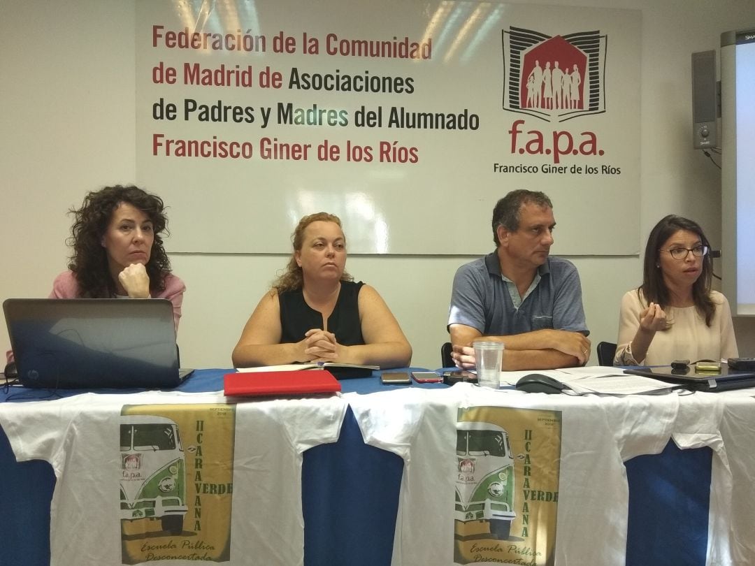 Amparo Núñez, responsable del informe, Mª Carmen Morillas, Camilo Jené y Gemma Bru, tesorera, presidente y abogada de la FAPA Giner de los Ríos. 