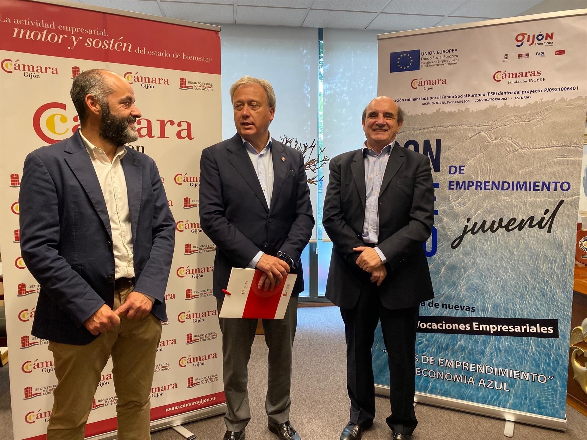 El director del Instituto Oceanográfico de Gijón Rafael González Quirós, el secretario general de la Cámara de Comercio de Gijón Álvaro Alonso y el director de ASMAR Víctor Montero durante la presentación del congreso