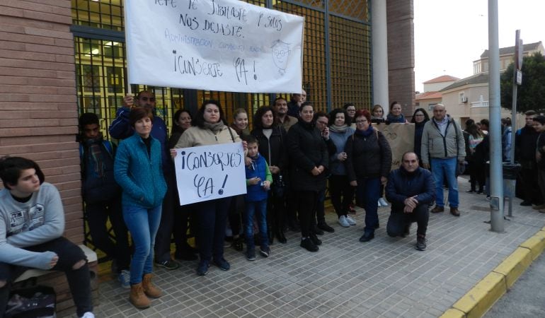 Padres y alumnos durante la protesta.