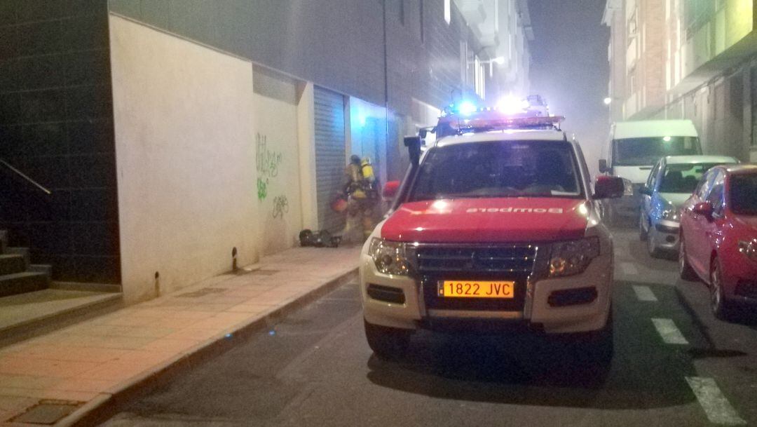 Bomberos ante el aparcamiento de la Plaza Mayor de Sax
