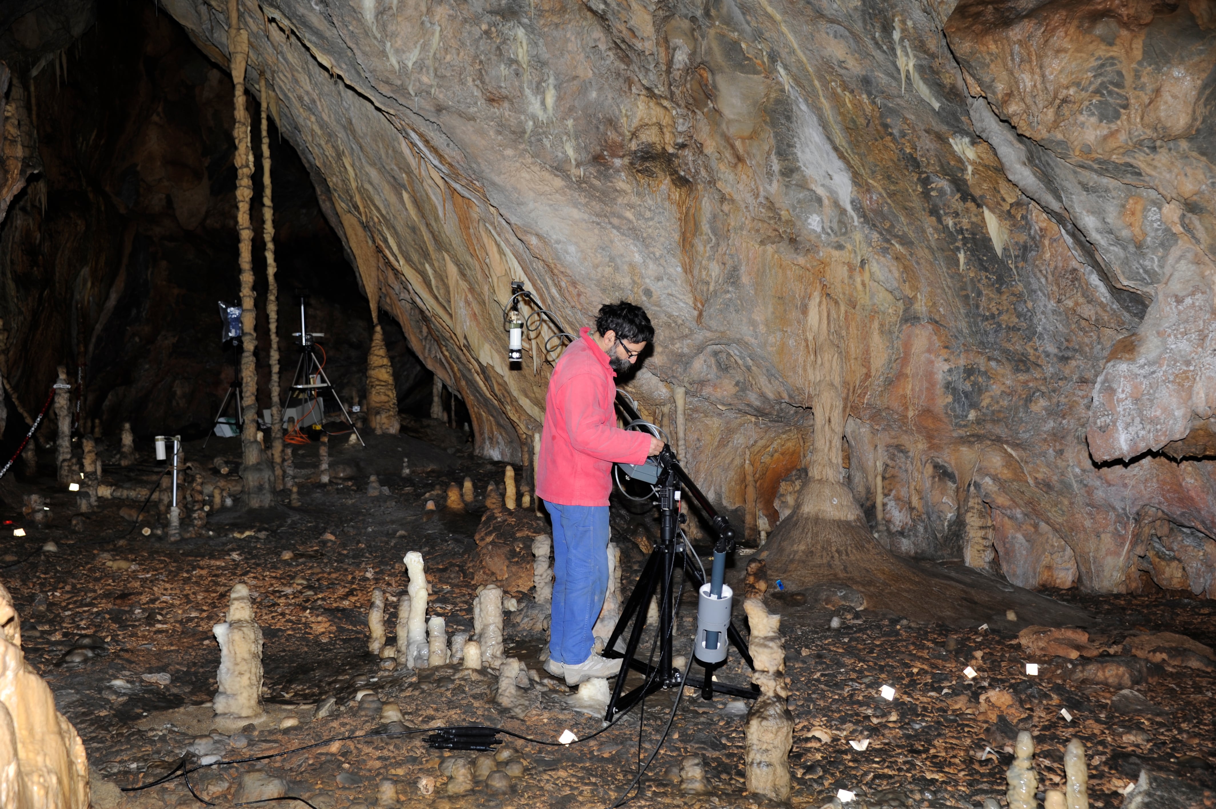 El investigador François Lévêque realiza la cartografía 3D a alta resolución del campo magnético en el yacimiento cántabro donde el equipo de arqueólogos de La Garma ha descubierto una de las viviendas paleolíticas mejor conservadas del mundo: una cabaña que se construyó hace 16.800 años, en la que se ha documentado miles de objetos que muestran cómo era la vida cotidiana de los cazadores y recolectores que la habitaron.