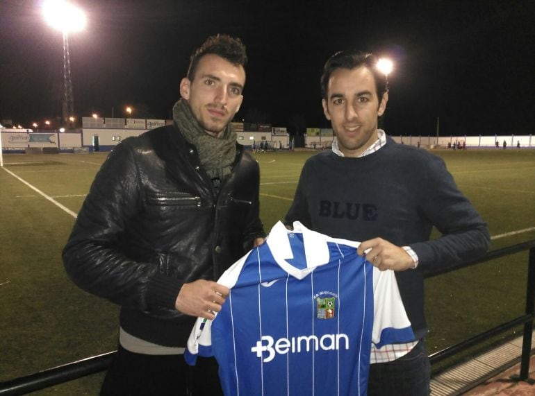 Alberto Orellana junto al italiano Amadeus posando con la camiseta del Guada