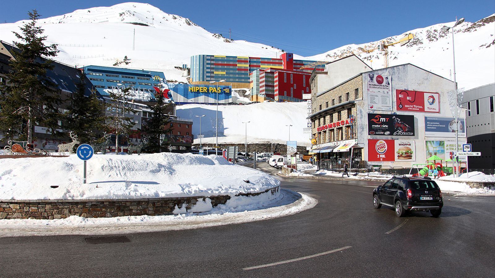 Els veïns del Pas de la Casa demanen un reforç policial davant del soroll i les festes nocturnes.