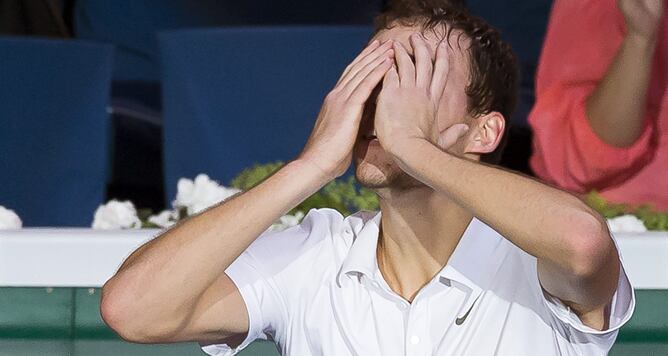 El polaco se tapa la cara de la emoción tras haber vencido a Murray en París