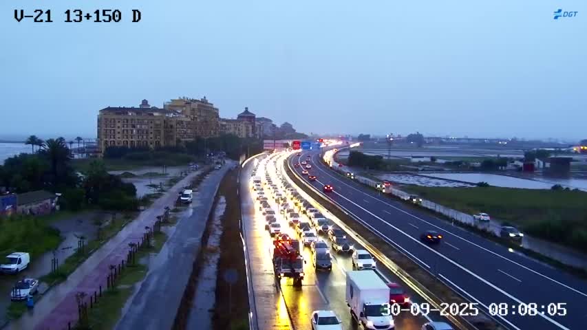 El atropello mortal de un conductor que ha salido de su vehículo ha provocado importantes retenciones en la V-21 sentido salida de València